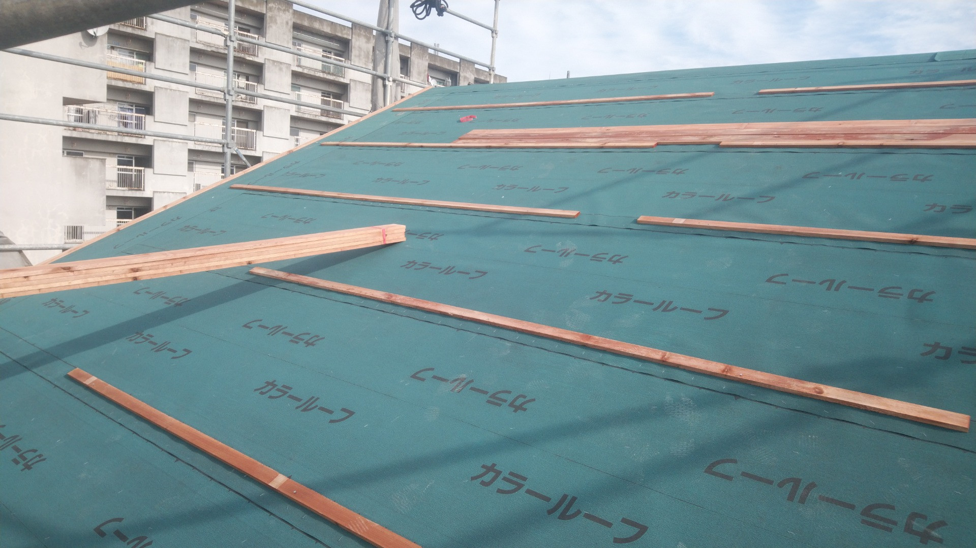 越前市で新築屋根工事に来ています。