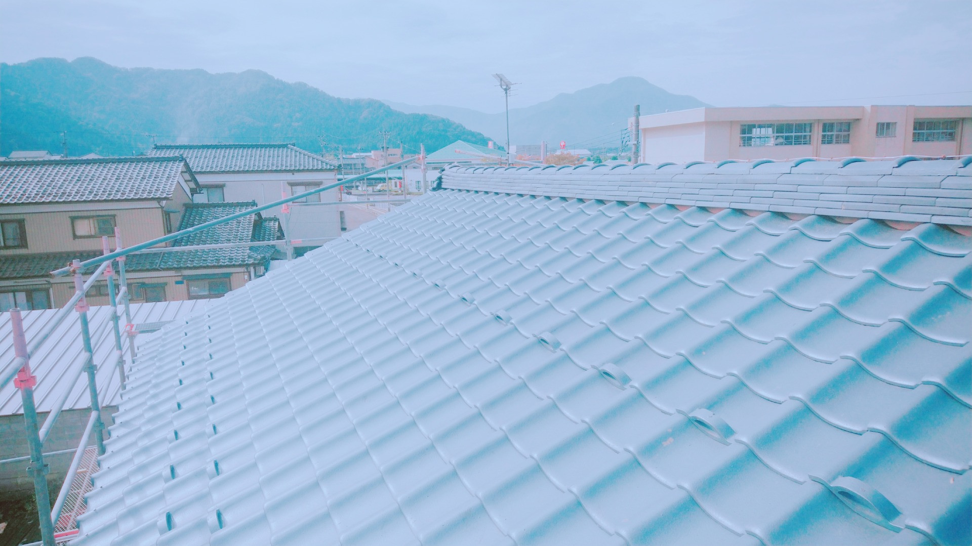 鯖江市で屋根瓦の葺き替え工事に来ています。