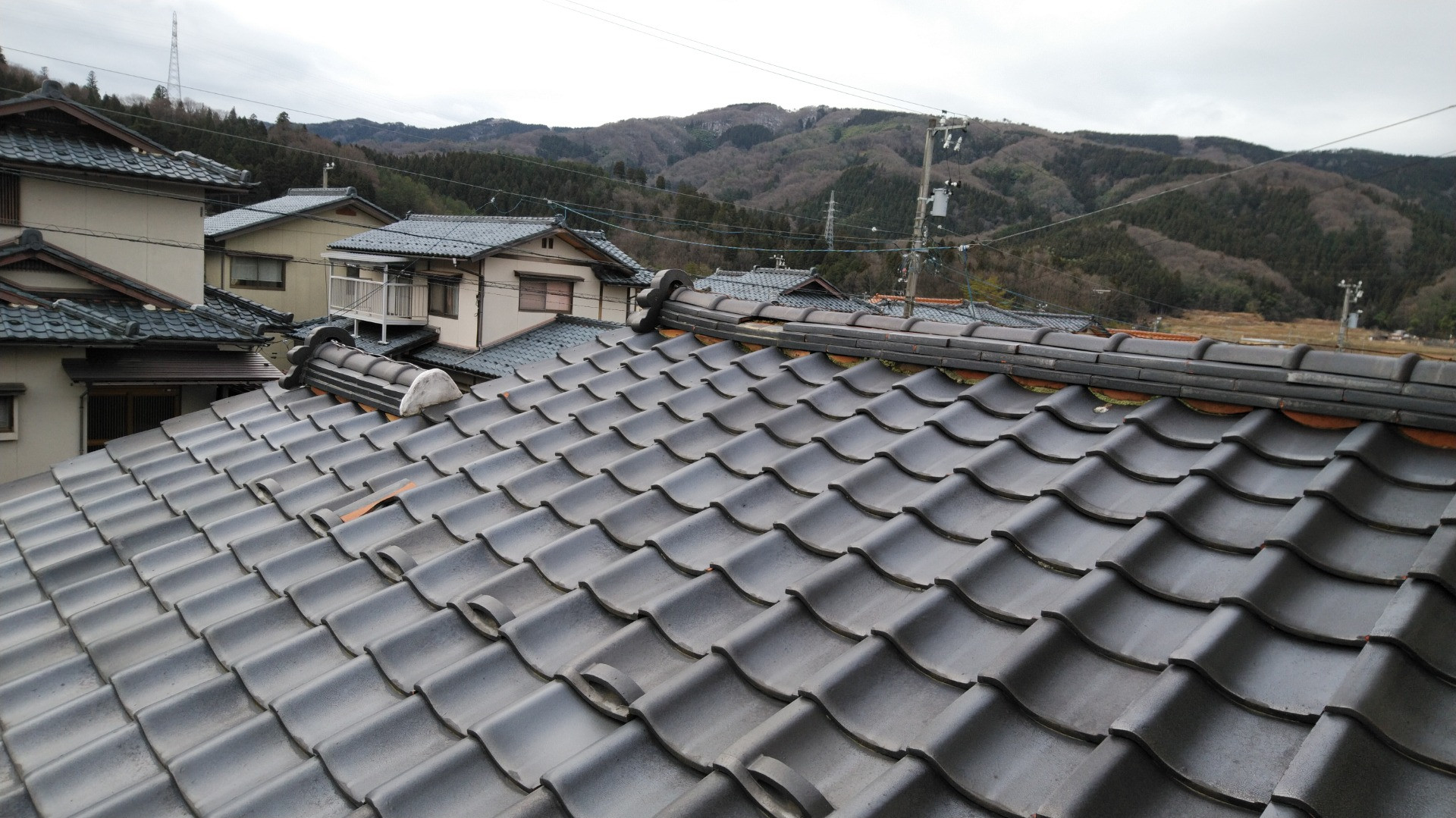 福井市で雨漏り工事、瓦の葺き替え工事の現場調査に来てます