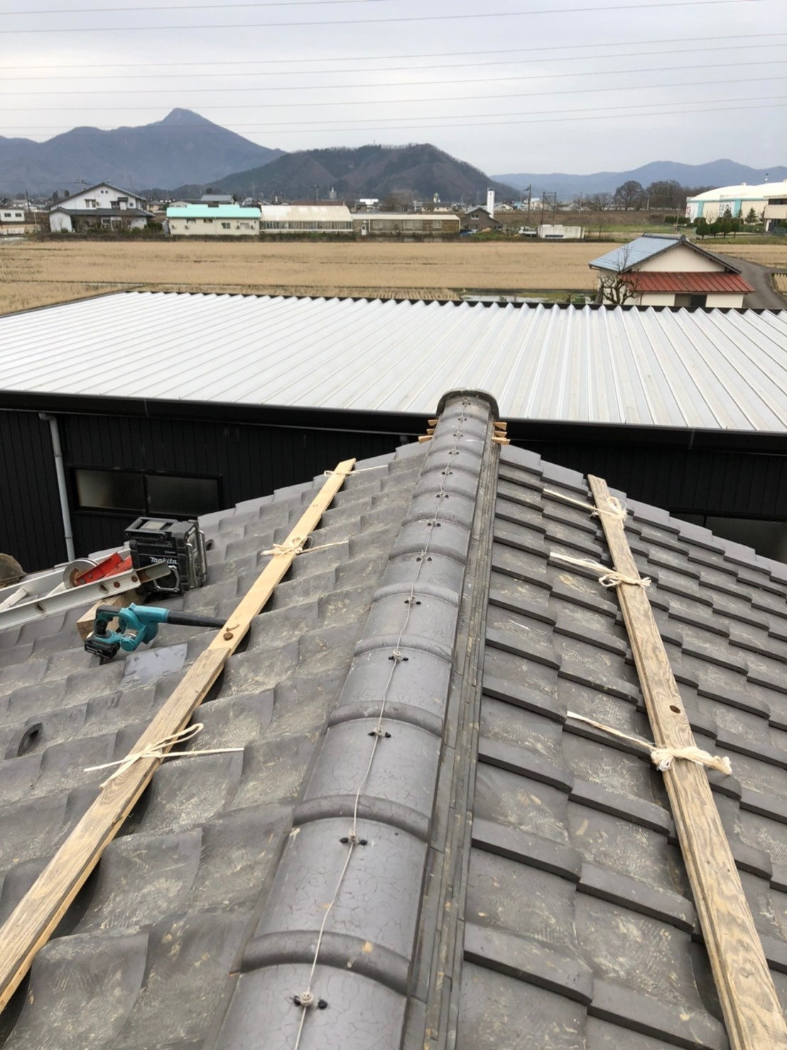 鯖江市で耐震補強工事、棟瓦の積み直し工事をしてます