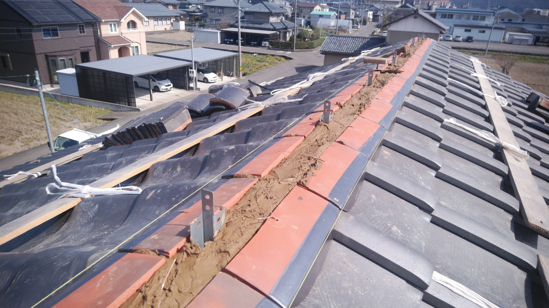 鯖江市で耐震補強工事、棟瓦の積み直し工事をしてます
