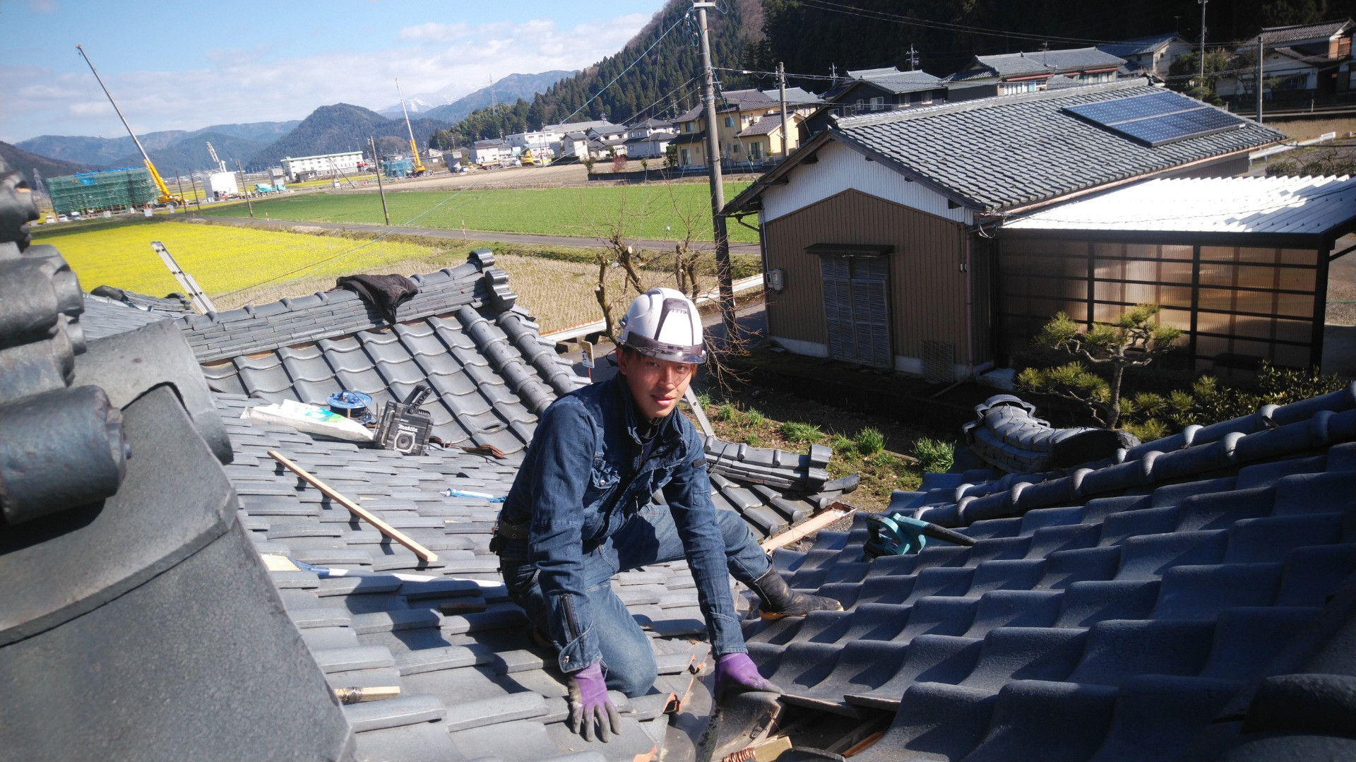 鯖江市で瓦屋根の修理に来ています。