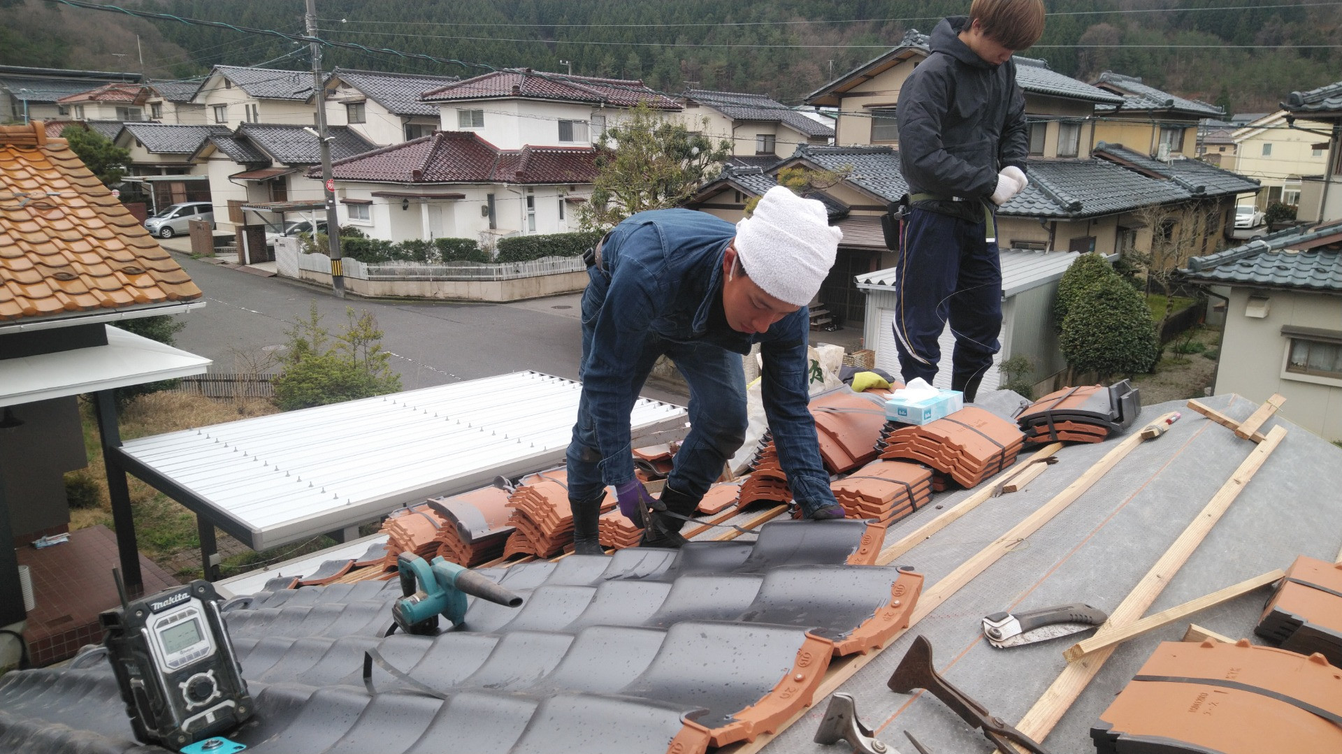 コロナに負けるな！福井市で瓦の葺き替え工事に来ています。