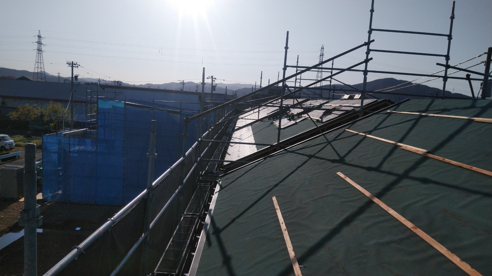 コロナに負けるな！鯖江市で新築屋根工事に来ています。