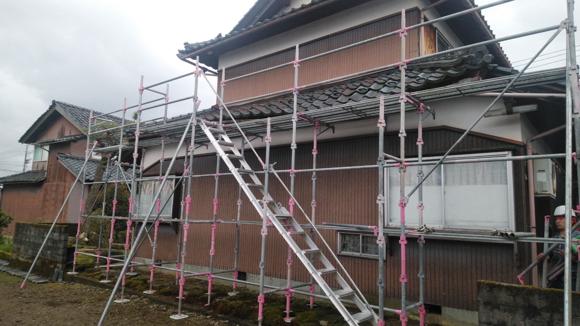 鯖江市で瓦の葺き替え工事に来ています。