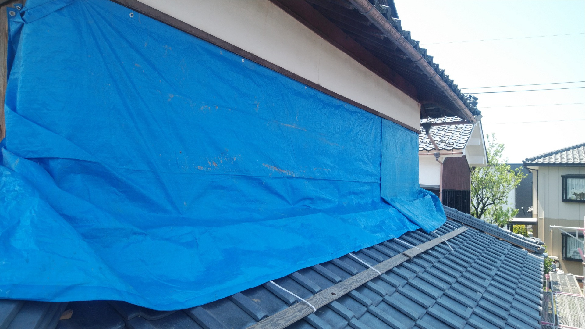 鯖江市で屋根のリフォーム、外壁板金貼り替え工事をしています。