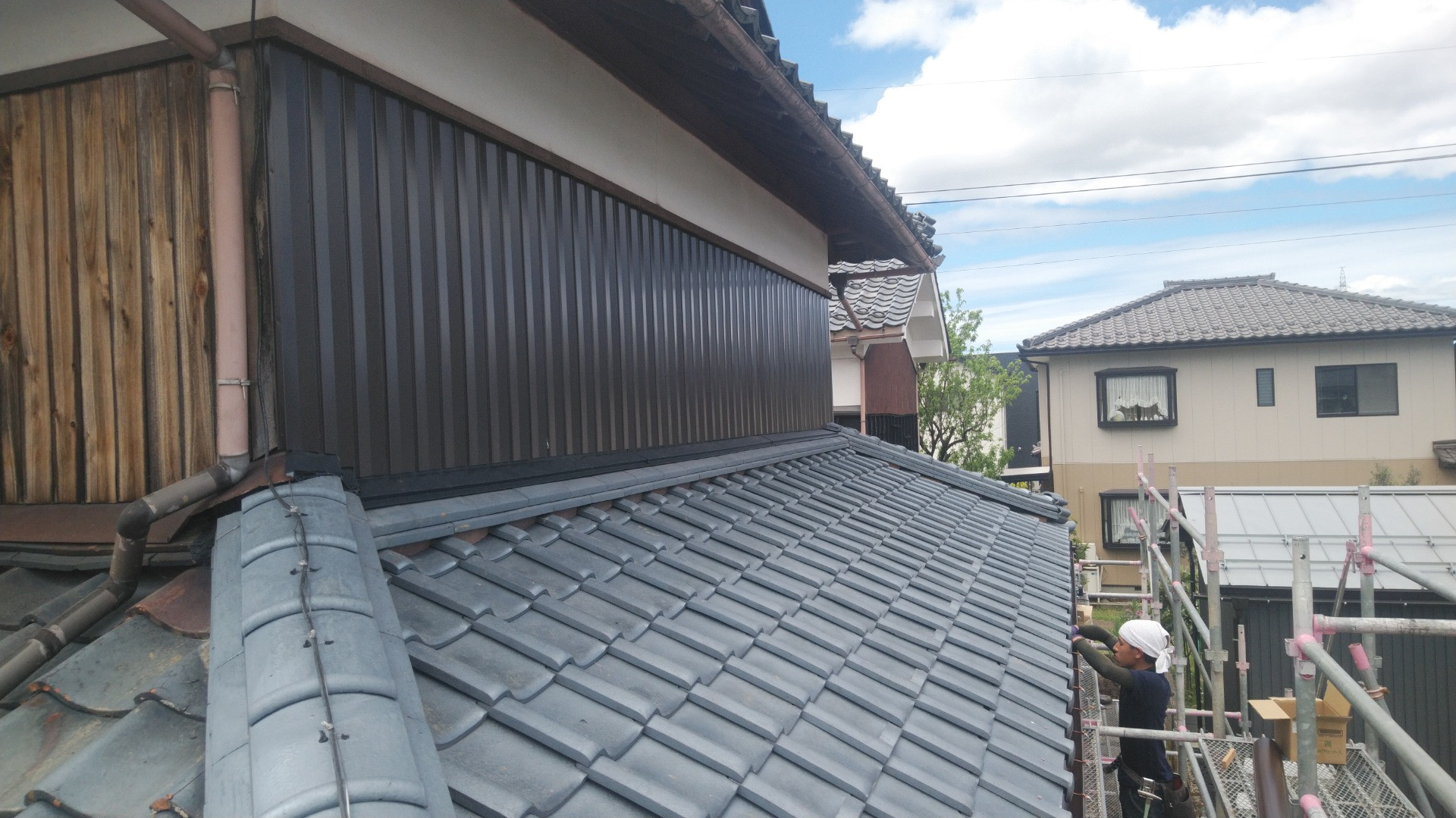 鯖江市で瓦の葺き替え工事、外壁板金貼り替え工事、雨樋取り替え工事をしています。