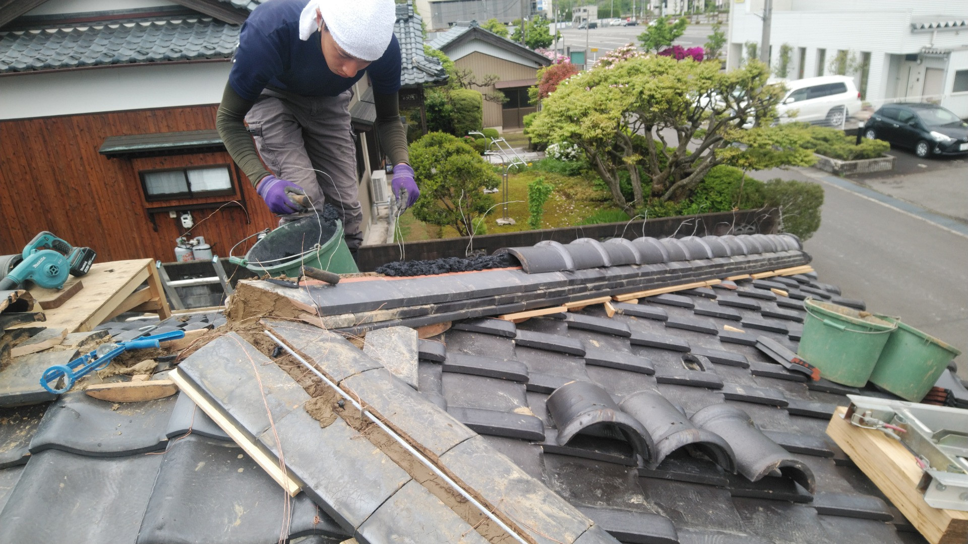 鯖江市で棟瓦の耐震補強工事に来てます