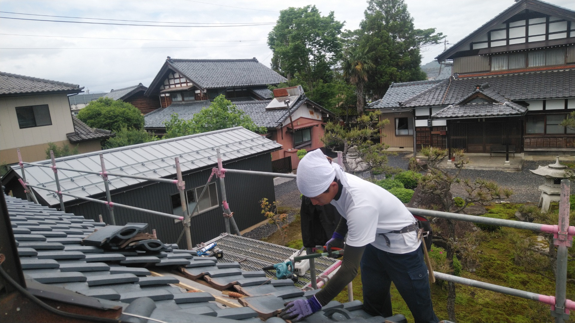 鯖江市で屋根瓦の葺き替え工事に来ています。
