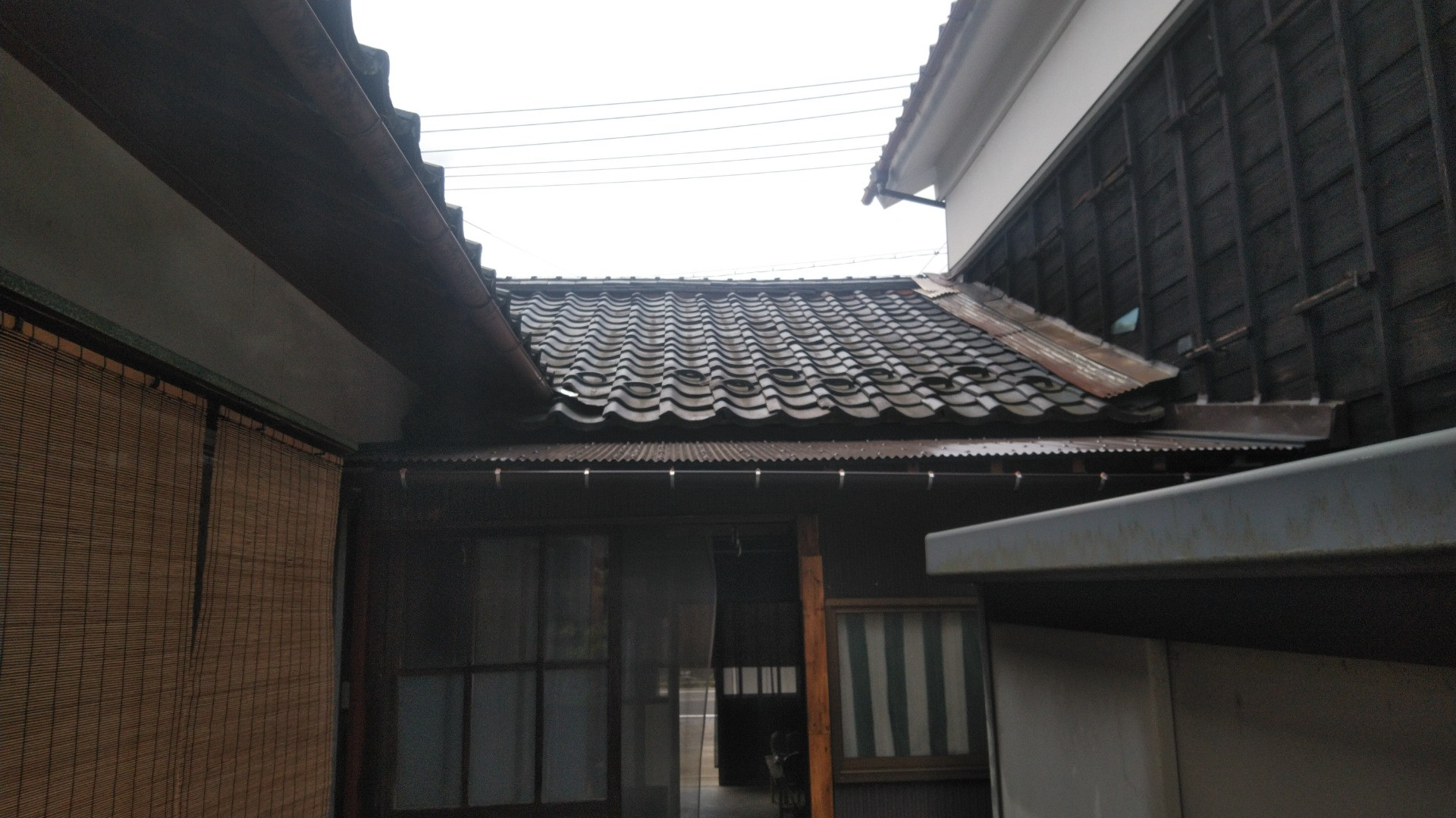 鯖江市で屋根の葺き替え工事に来ています。