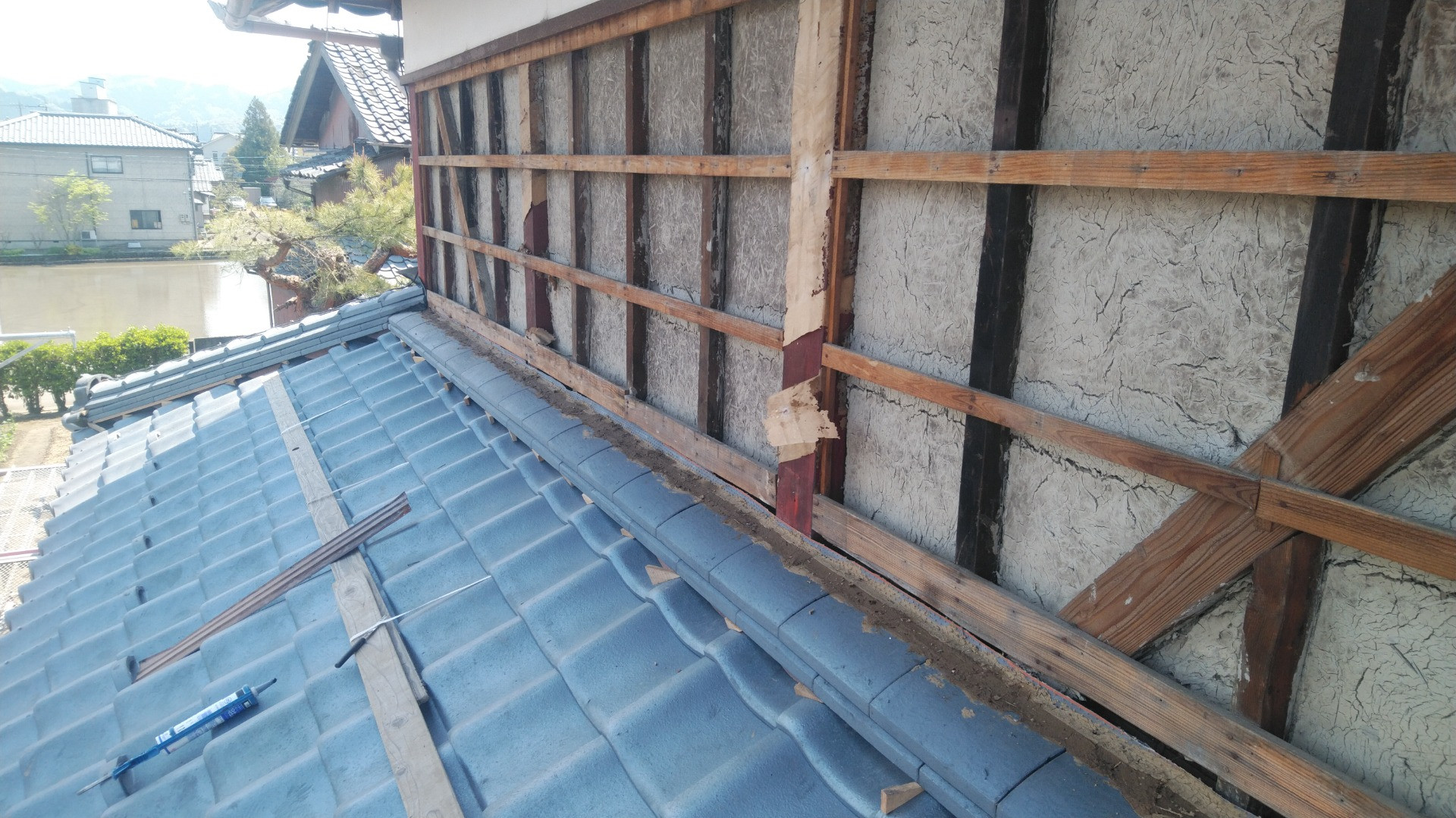 鯖江市で下屋瓦の葺き替え工事に来ています。