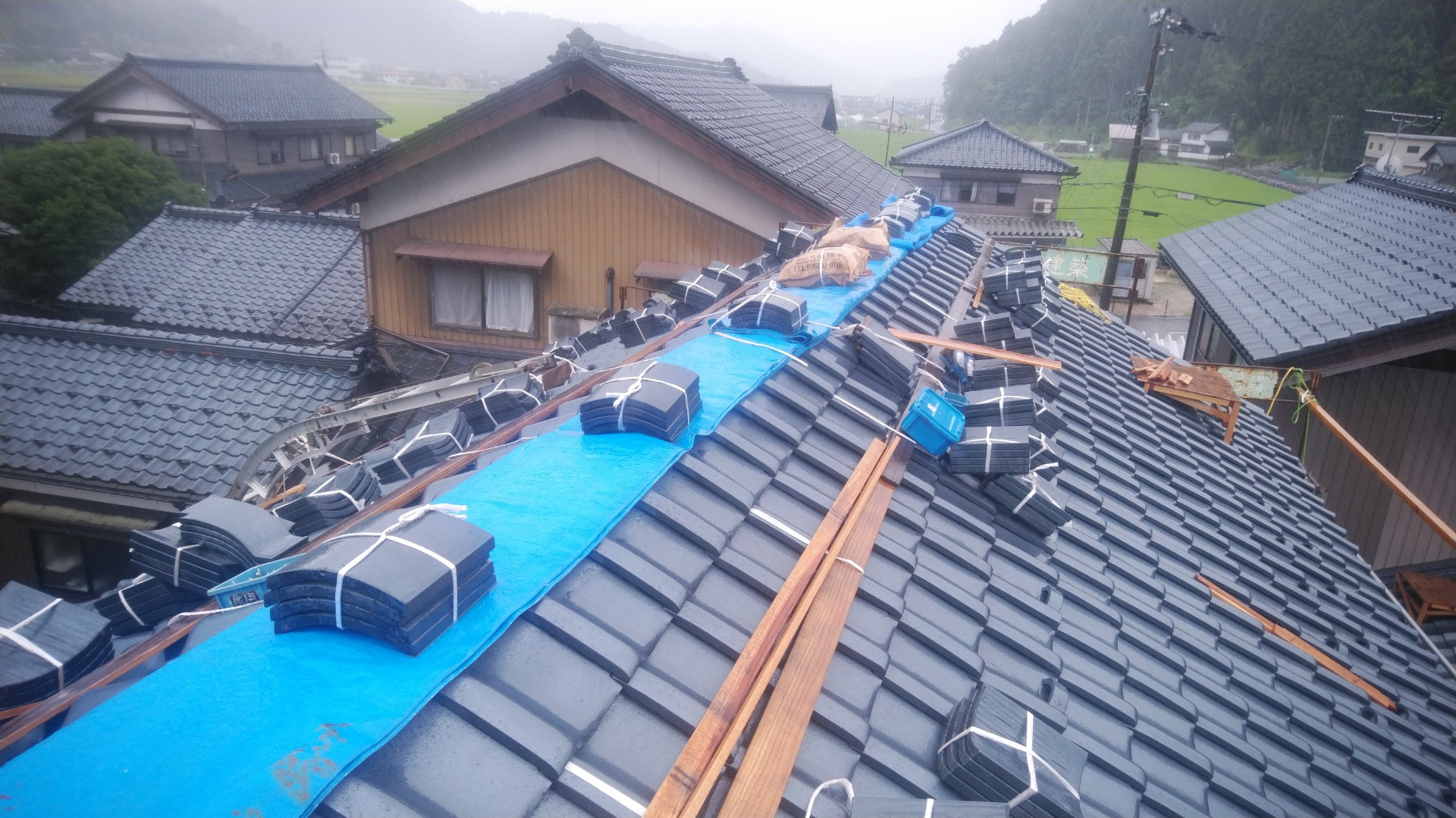 コロナに負けるな！鯖江市で瓦屋根の葺き替え工事に来ています。