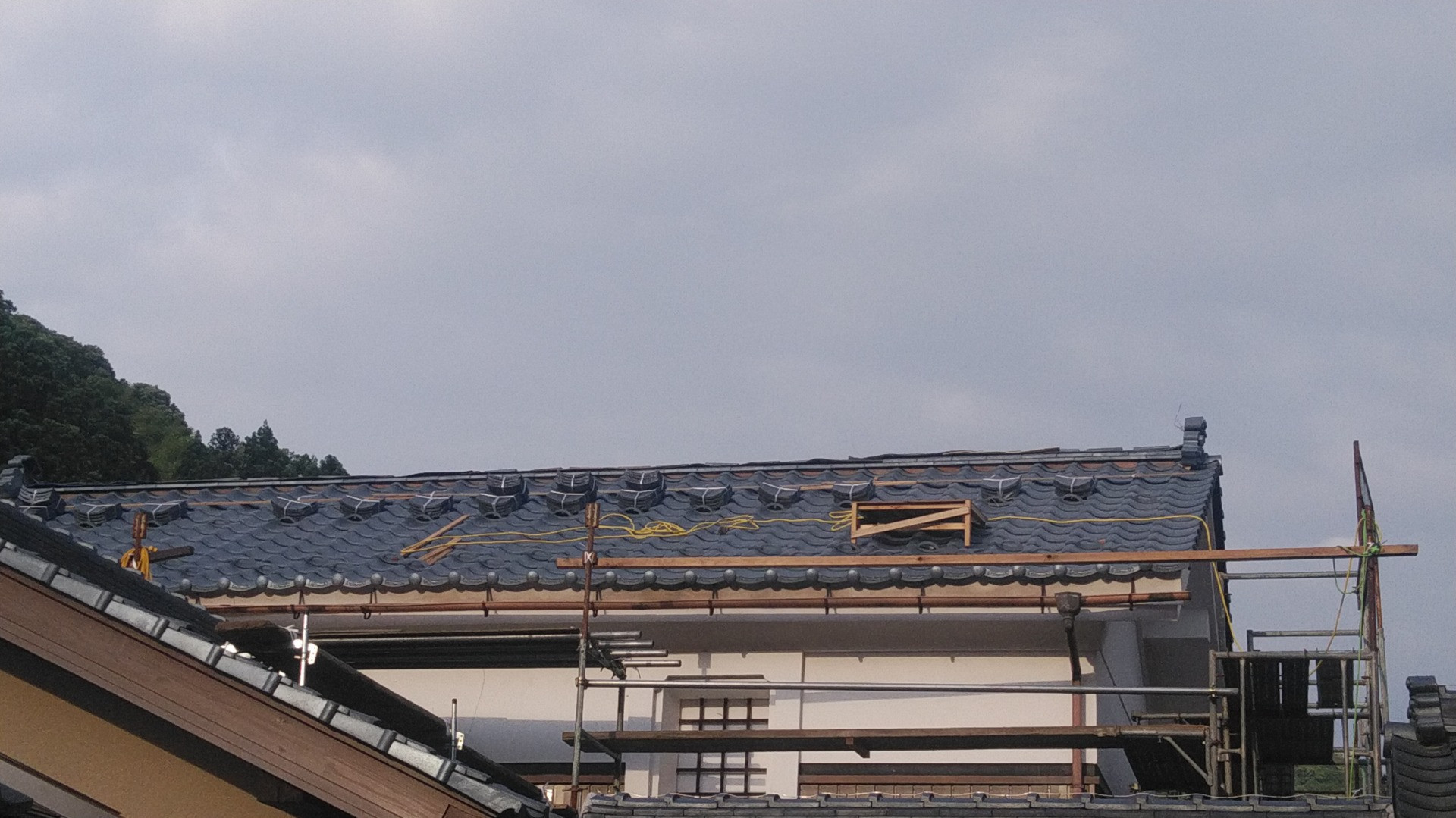 コロナに負けるな！鯖江市で瓦屋根の葺き替え工事に来ています。