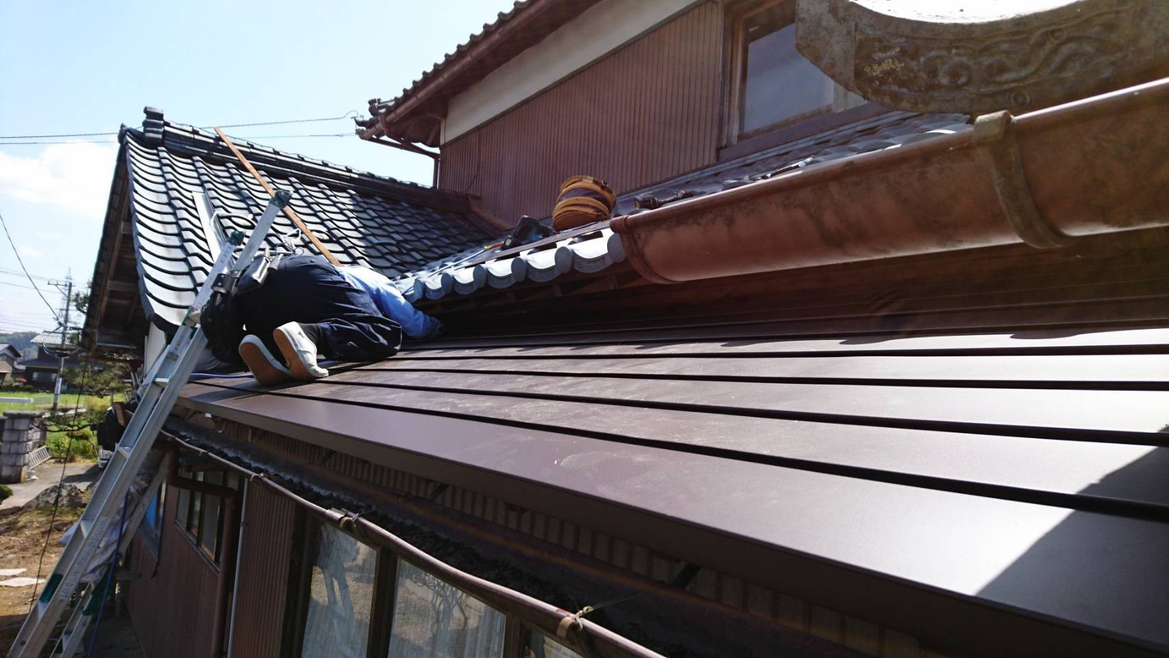鯖江市で板金屋根の葺き替え工事に来ています。