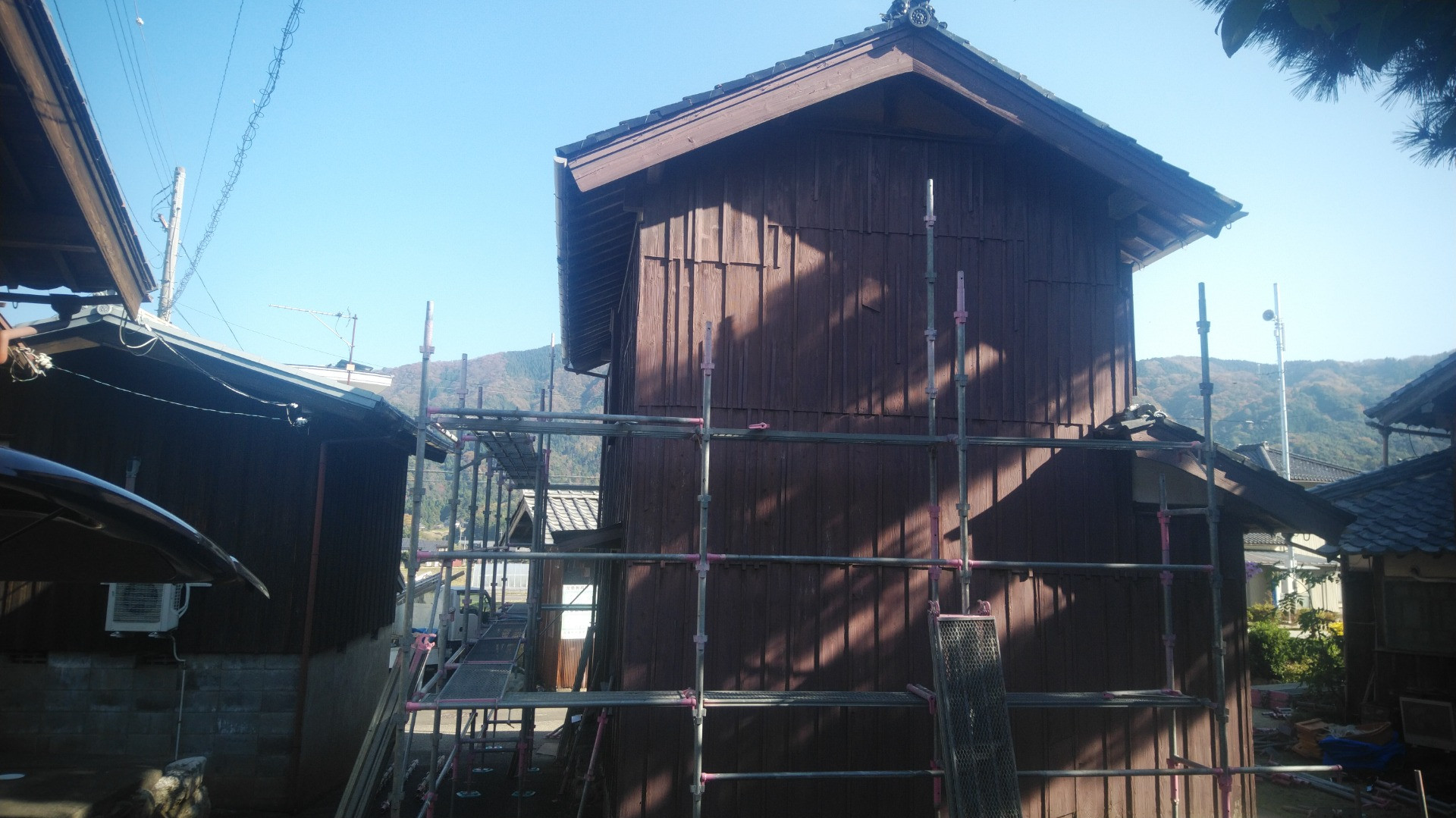 鯖江市で瓦葺き替え工事に伴う、仮説足場設置工事に来ています。