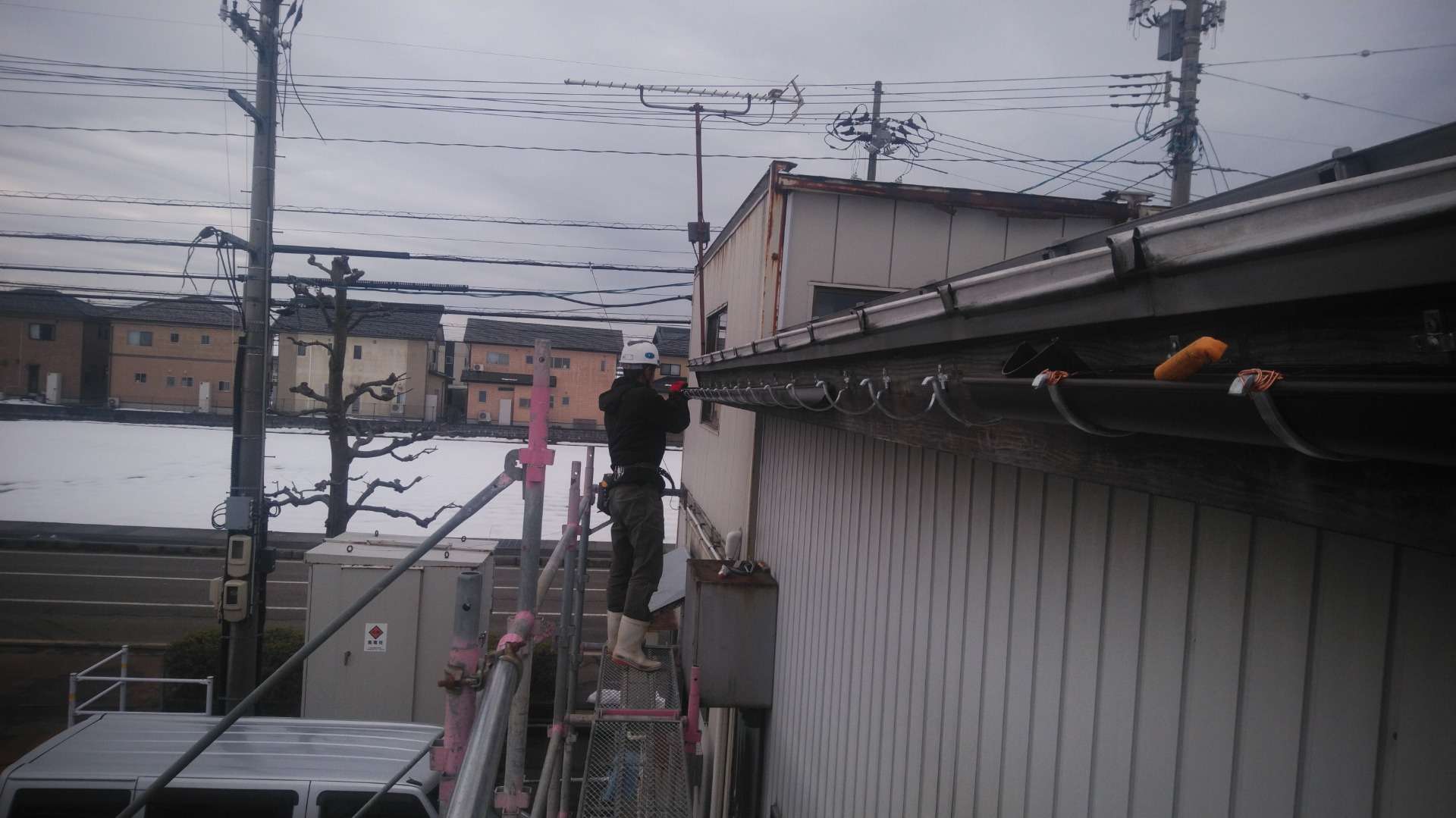 鯖江市で雨樋取り替え工事に来ています。