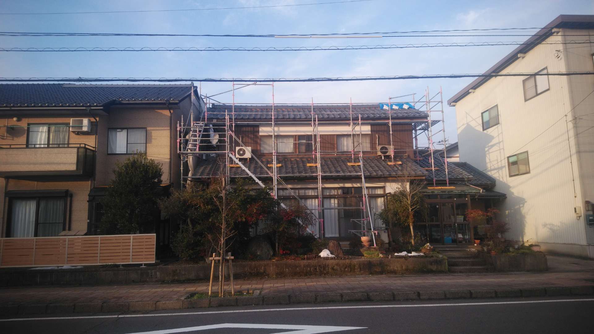 鯖江市で瓦の葺き替え工事に来ています。