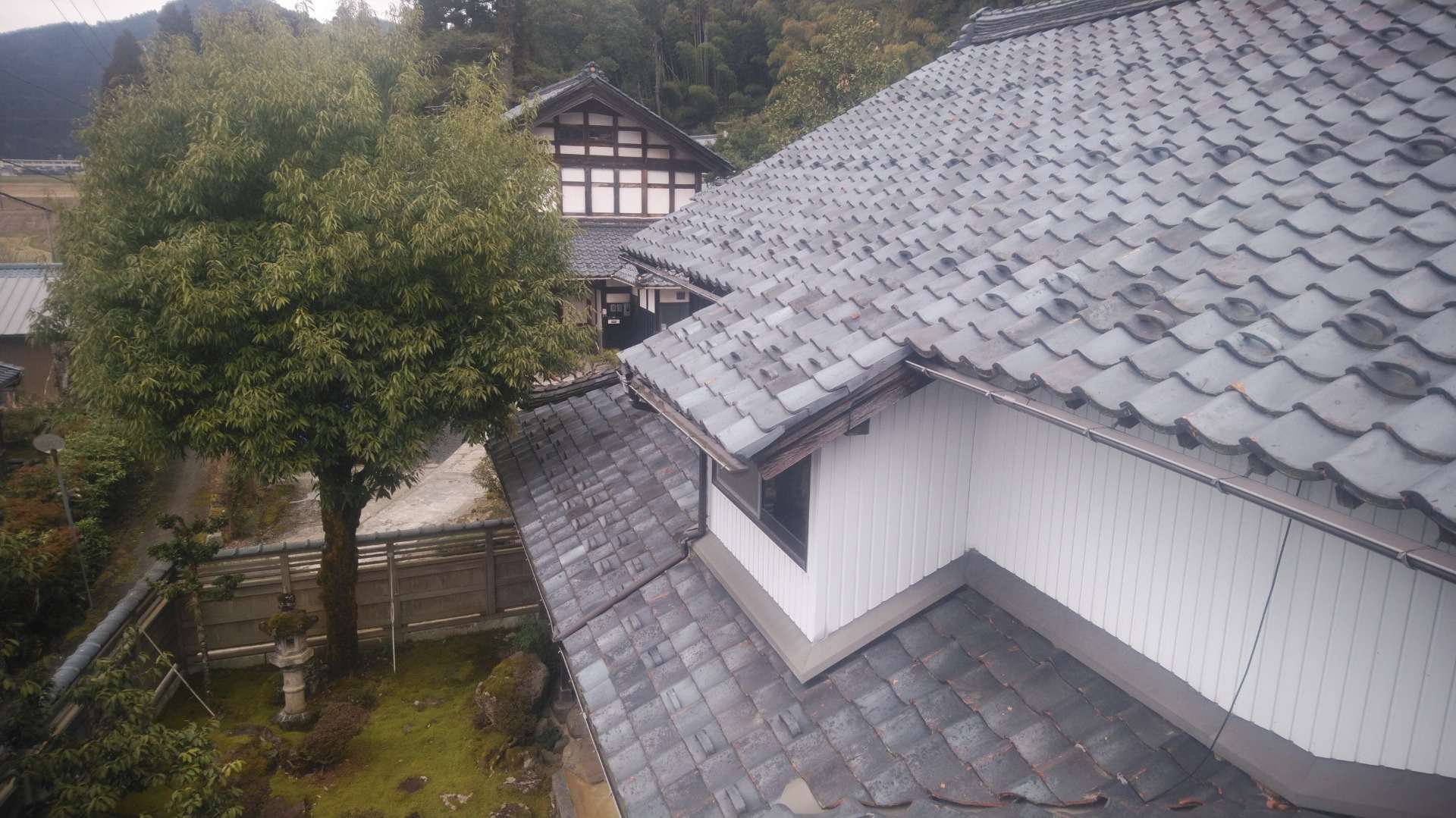 鯖江市で瓦屋根の葺き替え工事の現場調査に来ています。