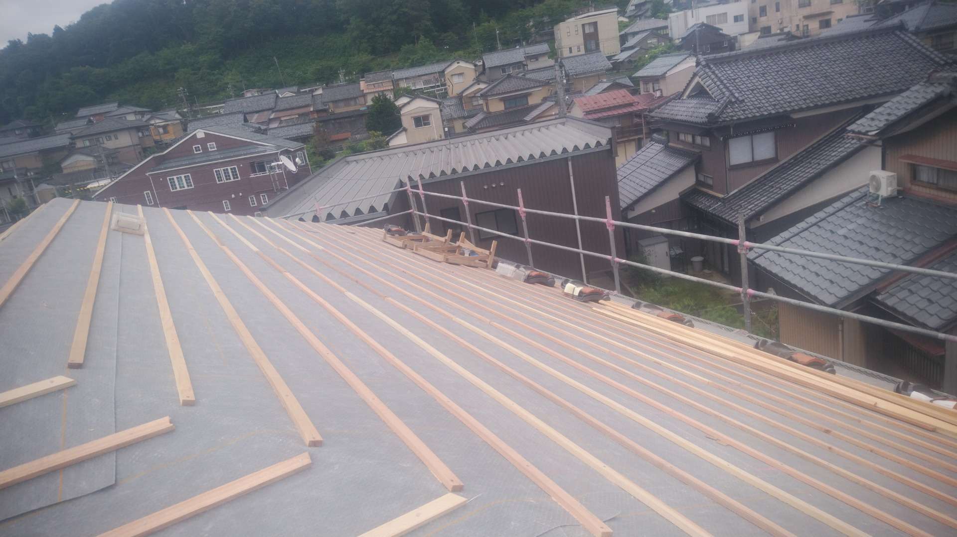 鯖江市で瓦屋根の葺き替え工事に来ています。