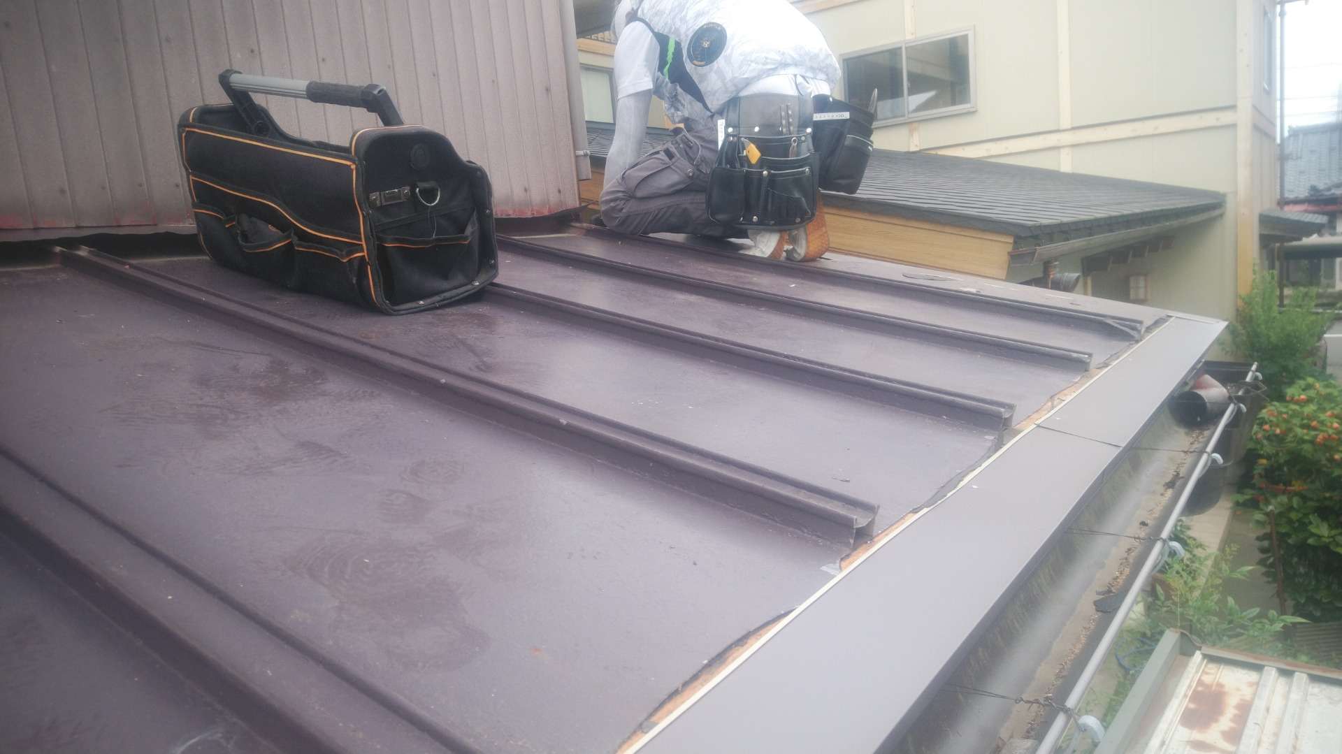 鯖江市で板金屋根葺き替え、外壁貼り替え工事に来ています