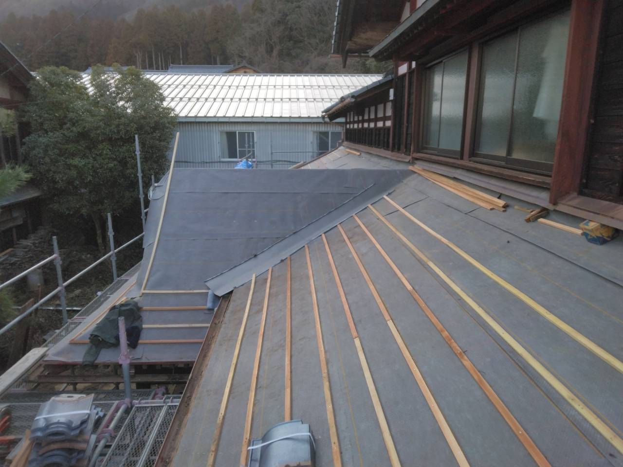 鯖江市下新庄町で屋根リフォーム工事に来ています