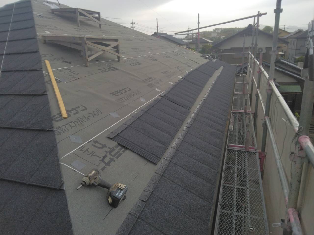 鯖江市で屋根リフォーム工事に来ています。