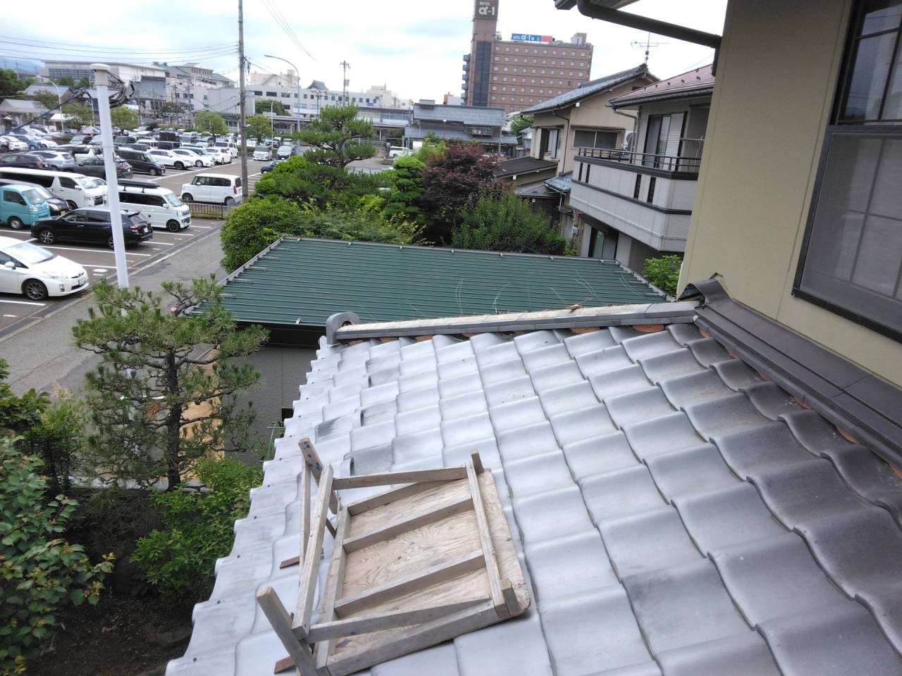 鯖江市で瓦屋根の修理に来ています