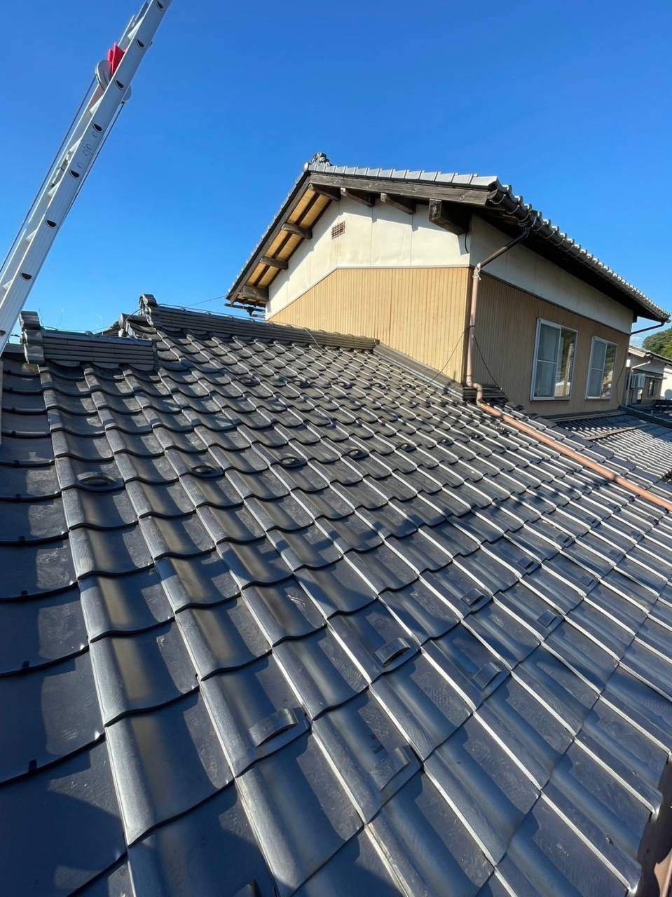 鯖江市で屋根リフォーム工事、瓦屋根の葺き替え工事に来ています。